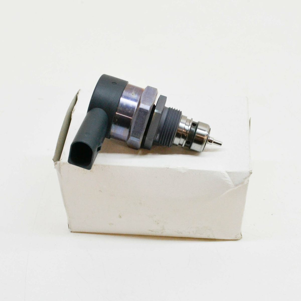 Brand new VW/AUDI OEMgenuine OEM Fuel Injection Pressure Regulator (or pressure-relief valve)-057 130 764 L
